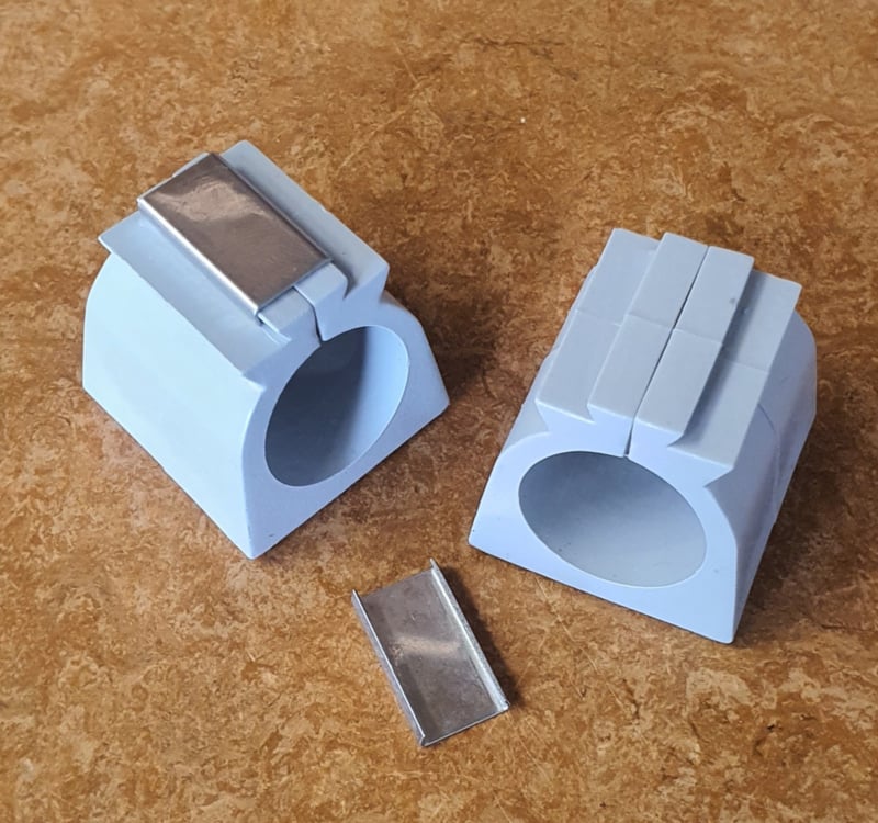 Buisframe klemvoetje 25mm grijs